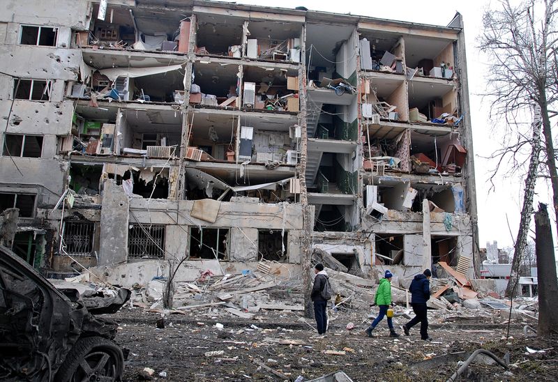 Os corpos de pelo menos 13 civis foram recuperados dos escombros, após a fábrica na cidade de Makariv, na região de Kiev, ter sido atingida