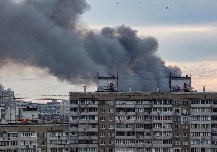 Foi possível ver a fumaça escura a muitos quilômetros de distância após o ataque a dois distritos periféricos de Kiev