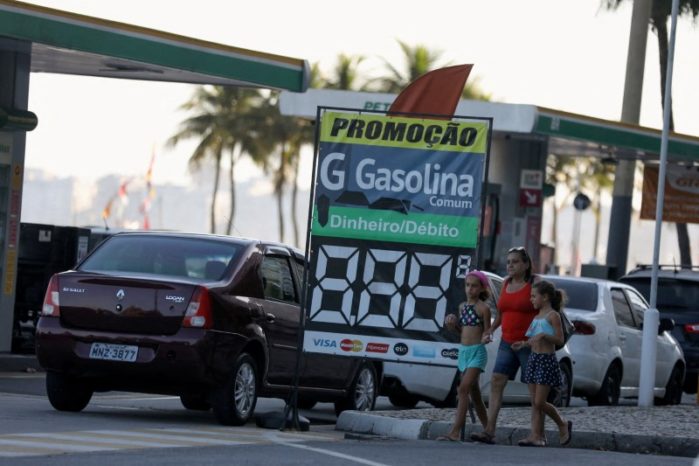 Carros fazem fila em posto de gasolina no Rio de Janeiro