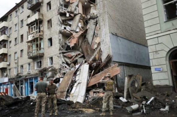 Foguetes ucranianos atingem área controlada pela Rússia; Kiev se prepara para contra-ataque no sul