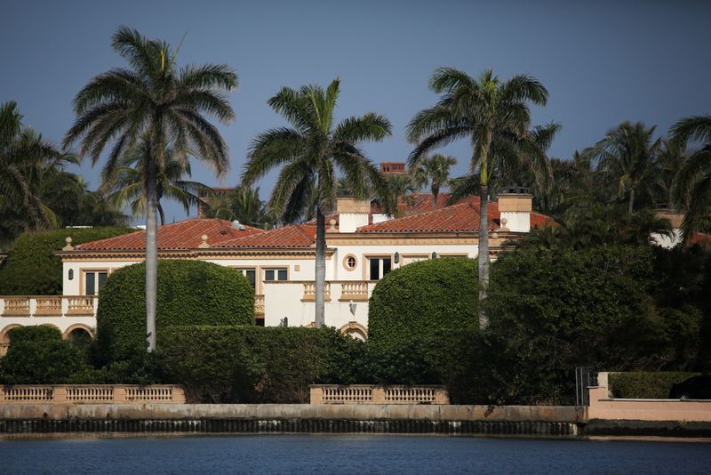 A residência de Mar-A-Lago "está atualmente sitiada, invadida e ocupada por um grande grupo de agentes do FBI", afirmou Trump