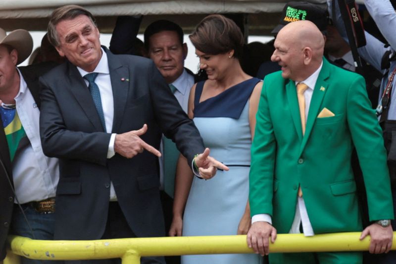 Bolsonaro gesticula em Brasília ao lado do vice Mourão, a primeira-dama Michelle e o empresário Luciano Hang nas comemorações do Bicentenário da Independência