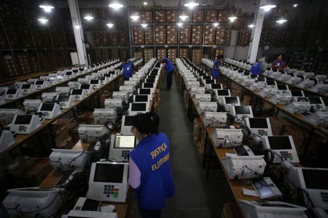 Funcionário das Justiça Eleitoral preparam urnas eletrônicas para as eleições em Porto Alegre