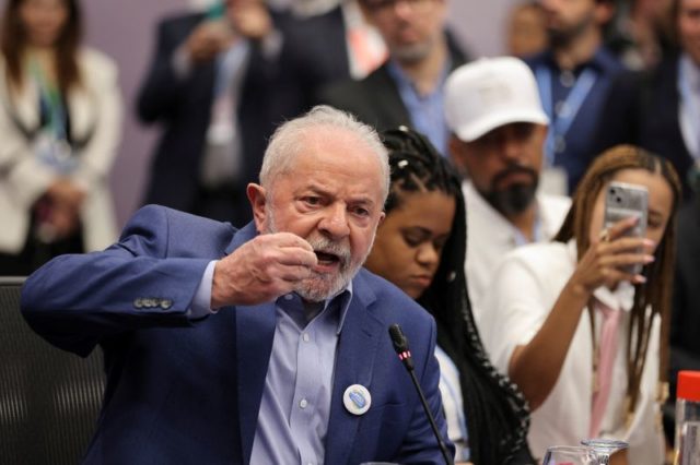 Lula volta a criticar teto de gastos e desdenha de reação dos mercados: "paciência"