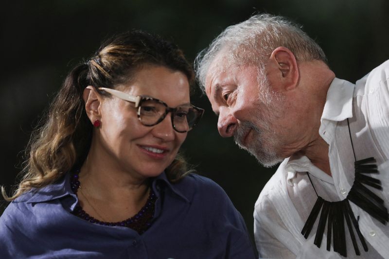Lula e Janja conversam durante ato de campanha em Manaus
