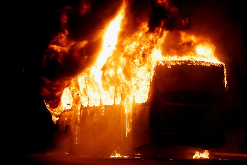 Ônibus em chamas durante protesto de apoiadores de Bolsonaro em Brasília