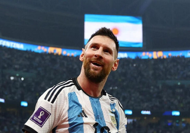 Messi comemora gol da Argentina na vitória contra a Croácia