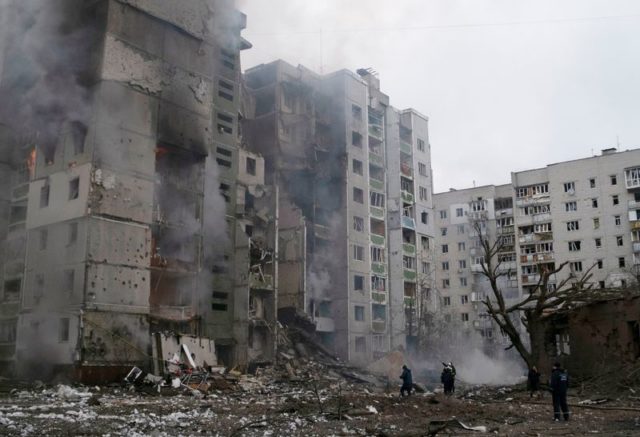 Prédio atingido por bombardeio em Chernihiv, na Ucrânia