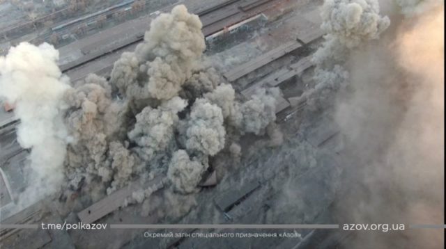 Fumaça ao redor de complexo industrial de Mariupol após várias explosões ocorridas durante invasão russa da Ucrânia