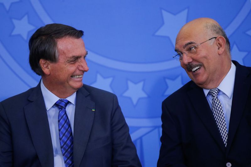 Bolsonaro e Ribeiro conversam durante cerimônia no Palácio do Planalto