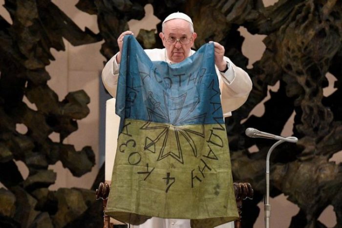 Papa Francisco segura bandeira da Ucrânia no Vaticano