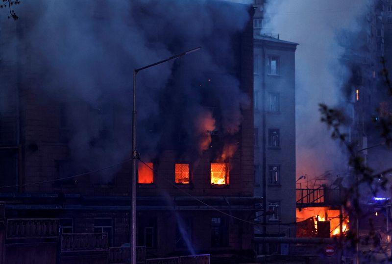 Prédio em chamas após ser atingido por ataque russo em Kiev