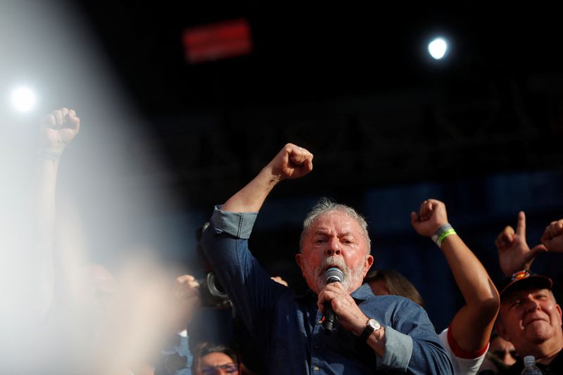 Ex-presidente Luiz Inácio Lula da Silva discursa durante comemoração do Dia do Trabalhador em São Paulo
