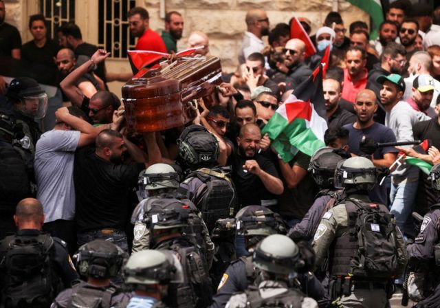 Polícia israelense agride palestinos em funeral de jornalista morta
