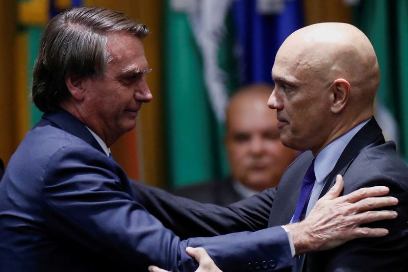 Presidente Jair Bolsonaro e ministro Alexandre de Moraes se cumprimentam em evento em Brasília
