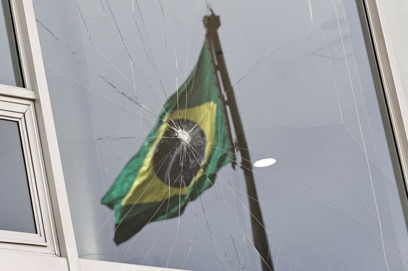 Vidro quebrado por bolsonaristas no Palácio do Planalto