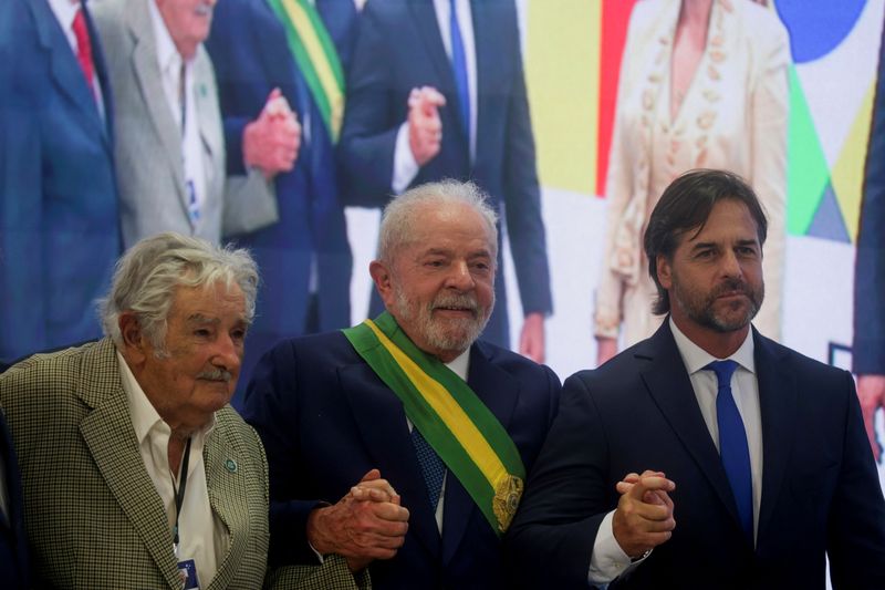 Lula ao lado do ex-presidente uruguaio Pepe Mujica e do atual presidente do país, Luis Lacalle Pou 01/01/2023 REUTERS/Ricardo Moraes