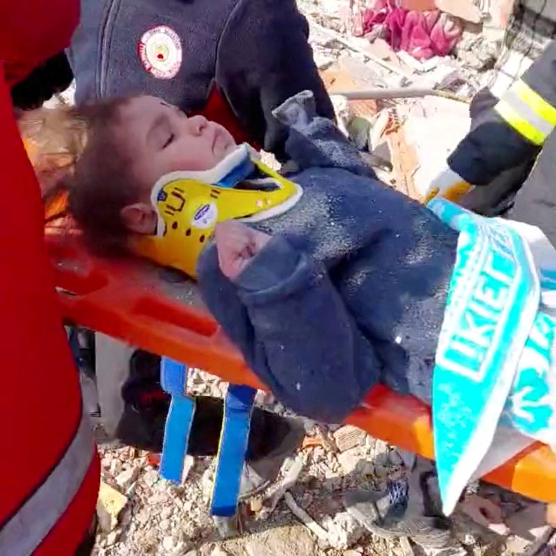 Torcida do Besiktas doa brinquedos a crianças afetadas por terremotos
