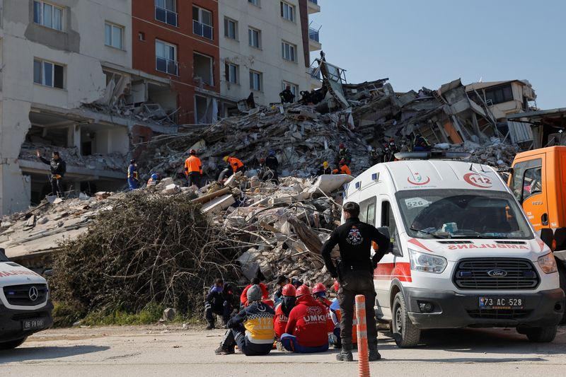 Equipes de resgate trabalham no local em que um prédio desabou após o terremoto, em Antakya, Turquia