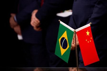 Bandeiras de Brasil e China vistas em coletiva de imprensa na embaixada brasileira em Pequim