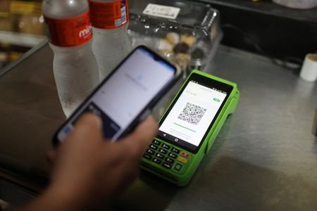 Cliente usa Pix para fazer pagamento em loja no Rio de Janeiro