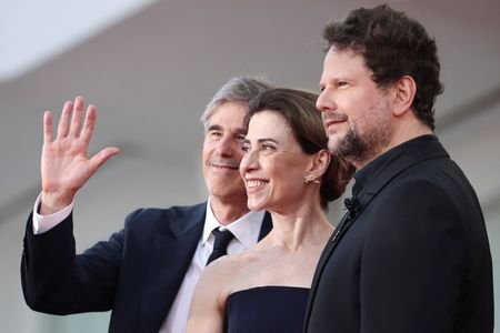 Diretor Walter Salles e atores Fernanda Torres e Selton Mello, de "Ainda Estou Aqui" no tapete vermelho do Festival de Veneza