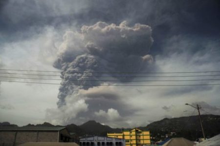 O La Soufriere entrou em erupção após décadas de inatividade, bombeando nuvens escuras de cinzas forçando a saída de moradores da região. 