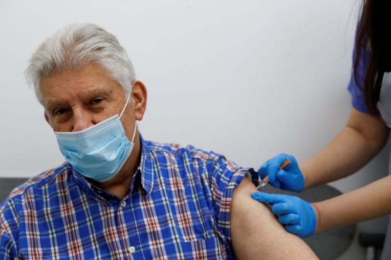 Homem é vacinado contra Covid-19 em Londres