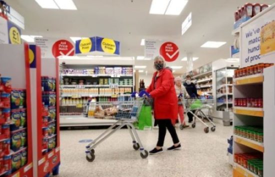 As maiores redes de supermercados do Reino Unido incentivarão funcionários e clientes a continuarem usando máscaras a partir de segunda-feira