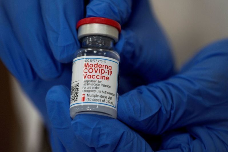 Agente de saúde segura frasco da vacina da Moderna contra a Covid-19