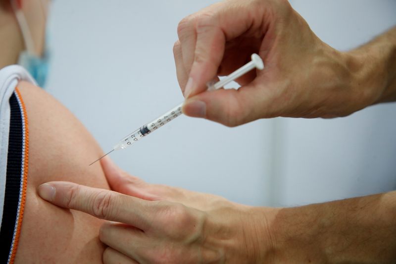 Profissional de saúde aplica vacina contra Covid-19 em Paris
