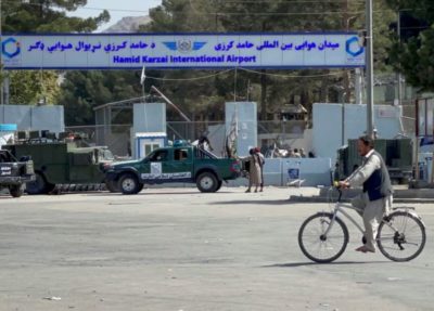 Forças do Taliban bloqueiam estradas ao redor do aeroporto após as explosões de quinta
