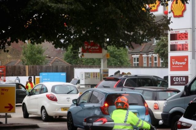 Funcionário organiza fila de veículos em posto de gasolina em Londres