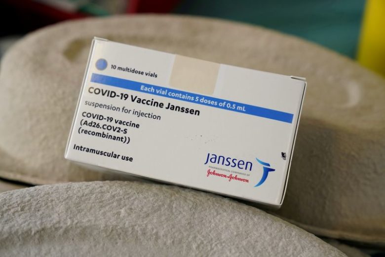 A Johnson & Johnson anunciou nesta terça-feira que entregou dados para a agência reguladora norte-americana Food and Drug Administration (FDA) para a autorização de uso emergencial para uma dose de reforço de sua vacina contra Covid-19 em pessoas com mais de 18 anos.