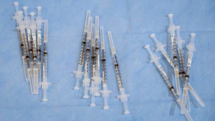 Seringas com doses da vacina Pfizer-BioNTech contra Covid-19 em centro de vacinação em Nova York