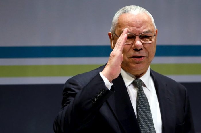 Ex-secretário de Estado dos EUA Colin Powell saúda plateia antes