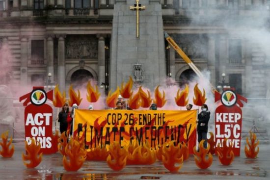 Manifestantes fazem alerta sobre aquecimento global em Glasgow, que sediará a cúpula do clima COP26