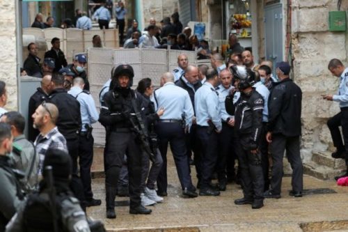 Autoridades israelenses se concentram em local próximo a tiroteio em Jerusalém