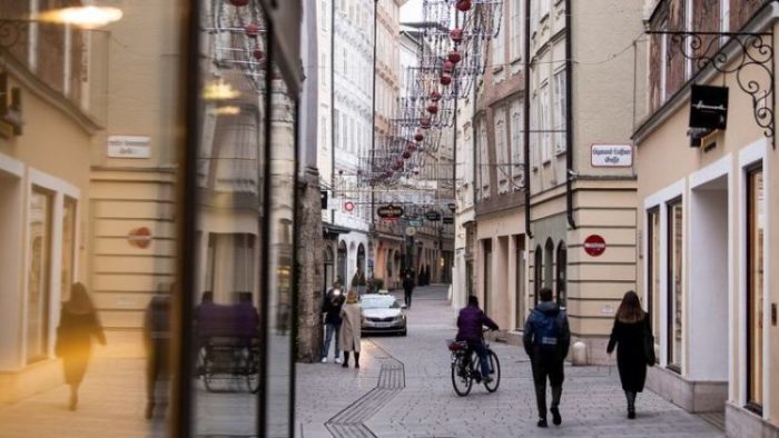 Pedestres caminham em ruas do centro de Salzburgo em meio à pandemia de Covid-19 na Áustria