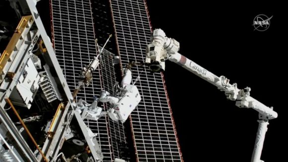 Os astronautas Thomas Marshburn e Kayla Barron saíram de uma câmara pressurizada do laboratório de pesquisa orbital a cerca de 400 km acima da Terra