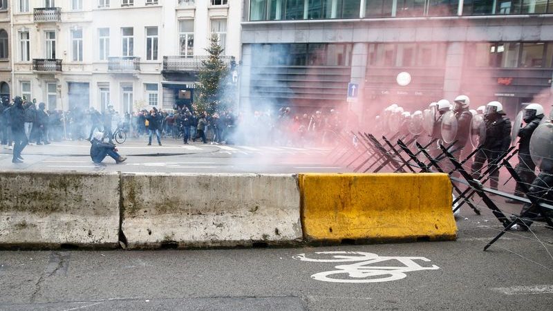 Protesto em Bruxelas contra medidas de restrição devido à Covid-19