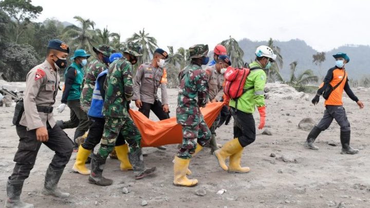 Equipes de resgate carregam vítima de erupção do Semeru, na Indonésia