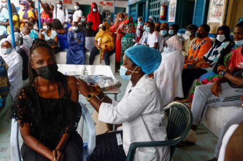 Governos africanos pedem mais vacinas contra a Covid-19 para aumentar os índices de vacinação