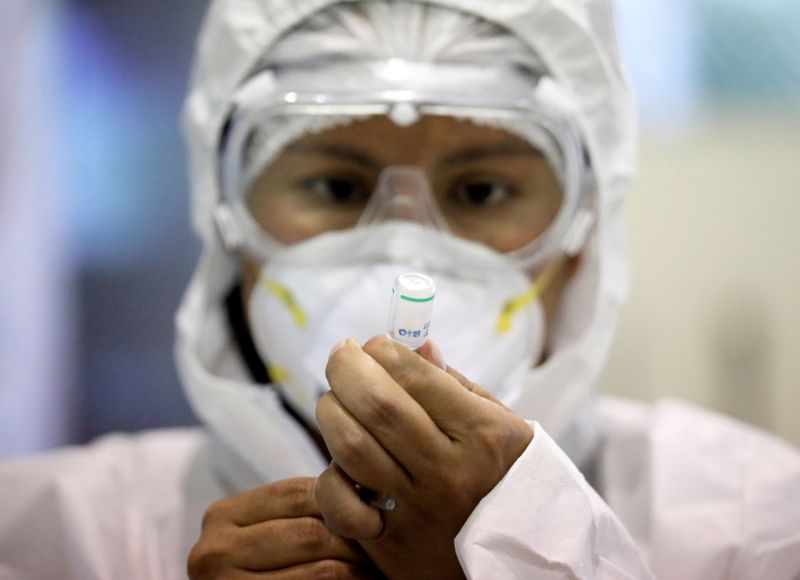 Profissional de saúde prepara vacina em La Paz