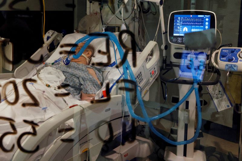 Paciente entubado em UTI em hospital em Cuyahoga Falls, Ohio,
