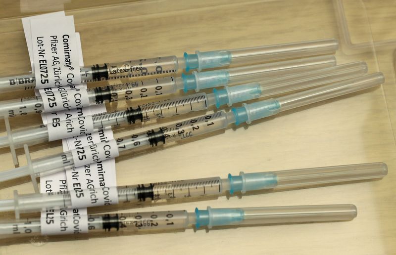 Seringas com doses de vacinas contra Covid-19 em centro de vacinação na Basileia, na Suíça