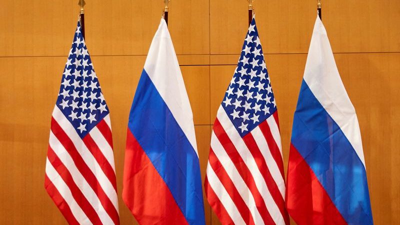 Bandeiras dos EUA e da Rússia