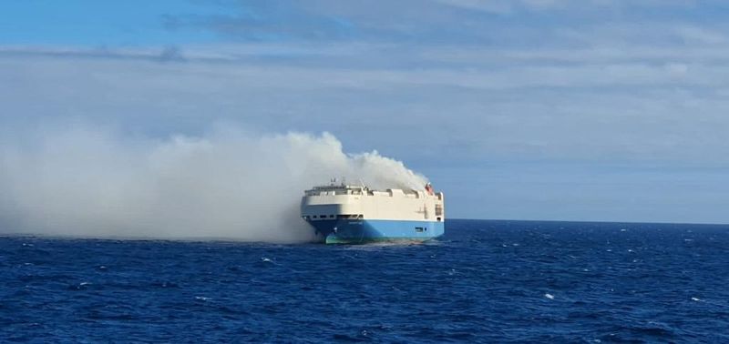 Navio com veículos pega fogo perto dos Açores