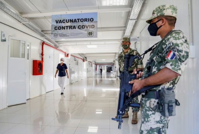 Soldados paraguaios fazem plantão em posto de vacinação contra a Covid-19 em Itaugua, Paraguai