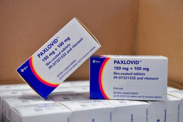 Medicamento Paxlovid, da Pfizer, reduz risco de Covid em idosos independente de status vacinal